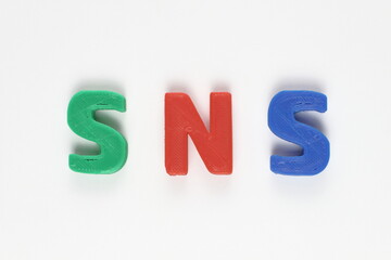 白い背景に映えるSNSの文字：デジタル交流の象徴