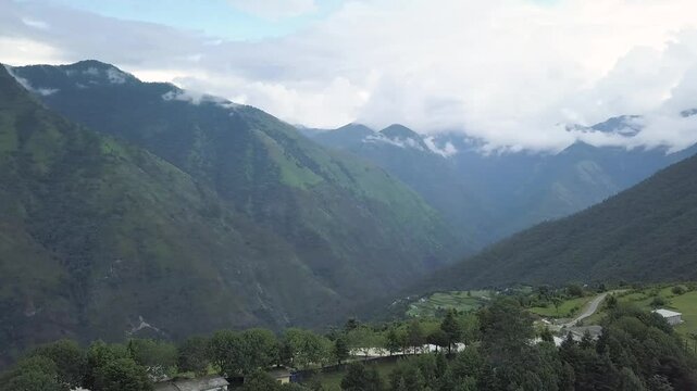 Lohajung is a small hamlet located in the Chamoli district of Uttarakhand. It is known as the base camp for several popular treks, including Brahmatal, Ronti Saddle, Ali Bedni Bugyal, and the Roopkund