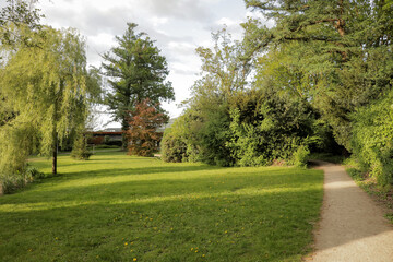 Naklejka premium Relaxing park garden bench explore view point.