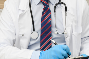 Lekarz rodzinny w trakcie wizyty wypisuje receptę, diagnostyka rozszerzona, badania lekarskie, ordynator w szpitalu 