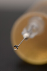 Szczepienia obowiązkowe, zbliżenie na igłę z preparatem do zastrzyku