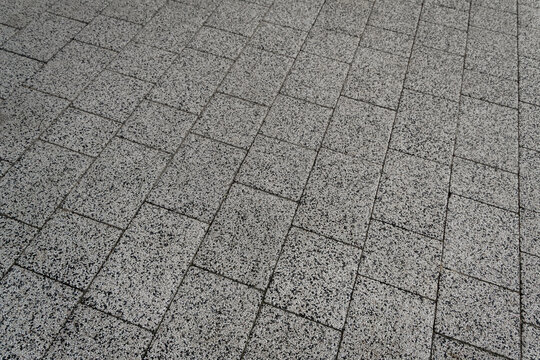 Fototapeta Betonowy podjazd ułożony z prostokątnej kostki brukowej 