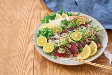 薬味たっぷりの鰹のたたき