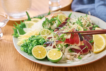 薬味たっぷりの鰹のたたき