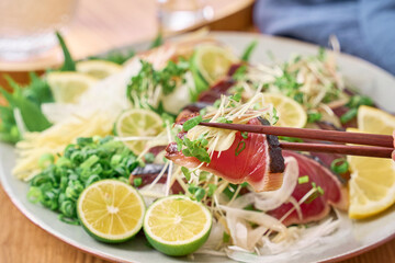 薬味たっぷりの鰹のたたき