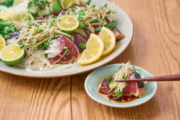 薬味たっぷりの鰹のたたき