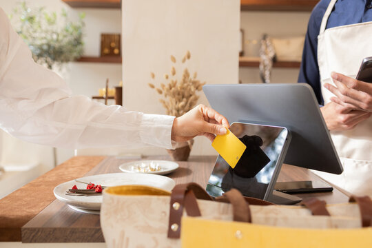 Payment transaction in a modern bag store