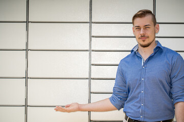 Obraz premium A Professional Man is Presenting an Empty Wall that Represents Opportunities for Marketing
