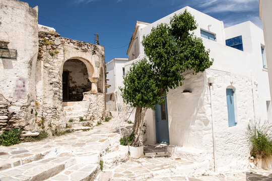 Enge Gassen im sch&ouml;nen Ort Lefkes auf Paros- Griechenland