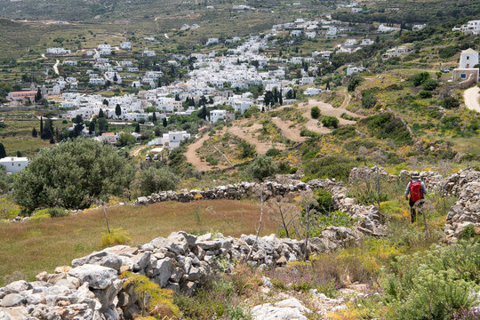 Wanderung mit Blick auf das Bergdorf  Lefkes - Insel Paros - Grichenland
