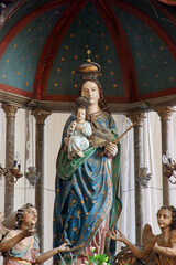 Fototapeta premium Virgin Mary with baby Jesus, statue on the high altar in the church of the Assumption of the Virgin Mary in Glogovnica, Croatia
