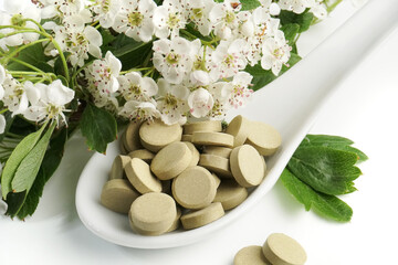 Weißdorn mit Blüten und Tabletten