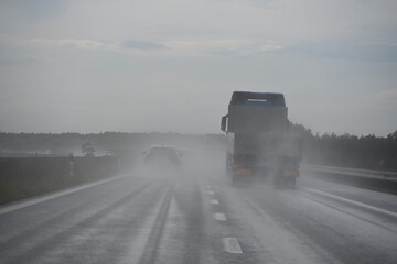 autostrada w deszczu po opadach