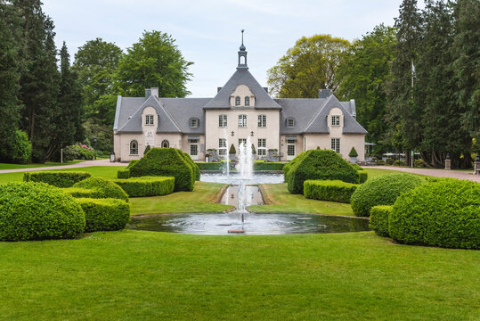 B&aring;stad, Sk&aring;ne, Sverige. 21 maj 2025, Norrvikens Tr&auml;dg&aring;rdar - Park with a restaurant and a caf&eacute; building.