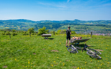 Radfahrer machen Pause auf dem Gipfel des Buchschirms in der Rh&ouml;n