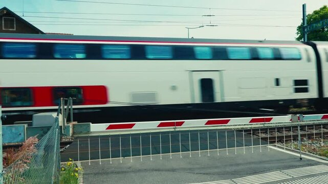 Ein Zug rauscht am Bahn&uuml;bergang vorbei, das Signal blinkt, die Schranken sind unten. Ein kurzer Moment voller Bewegung, Kraft und Tempo &ndash; begleitet vom rhythmischen Rattern der R&auml;der.