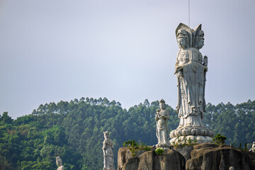 Obraz premium Towering Guanyin Statue Amidst the Mountains