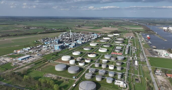 Heide refinery, petroleum, fossil fuels, energy, chemical, synthetic industry, storage tanks, petroleum products. Aerial view. Brunsbuttel, Germany.