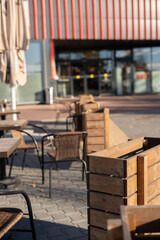 photo Outdoor seating area with wooden planters and woven chairs providing a cozy and inviting atmosphere with natural elements enhancing the overall aesthetic of the space