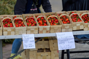 Stoisko z truskawkami na targu &ndash; sprzedaż świeżych owoc&oacute;w
