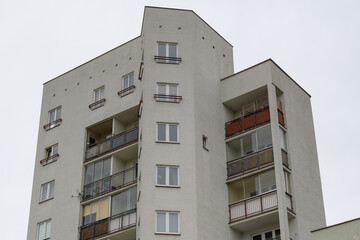 budynek mieszkalny na tle pochmurnego nieba © FOTOWAWA