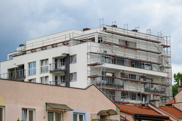 budynek mieszkalny na tle nieba © FOTOWAWA