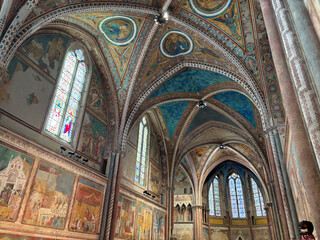 Obraz premium Interior of the Basilica of Saint Francis of Assisi with colorful frescoes by Giotto on the walls and ceiling. Italy.