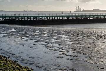 Obraz premium Niedrigwasser an der Weser, Freilaufkanal, Bremerhaven, Bremen, Deutschland, Europa