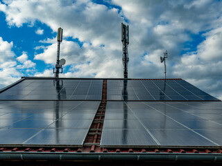 Funkmasten und Solarpanelen  auf einem Dach