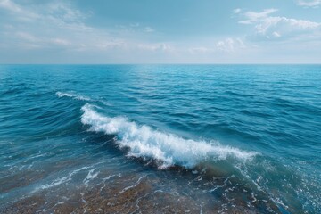 Fototapeta premium Ocean Wave Crashing on Shore: Serene Coastal Serenity