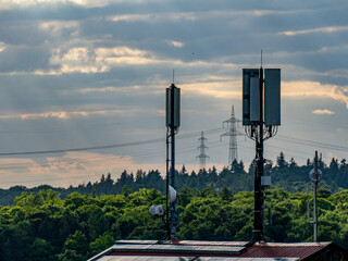 Funkmasten und Solarpanelen  auf einem Dach
