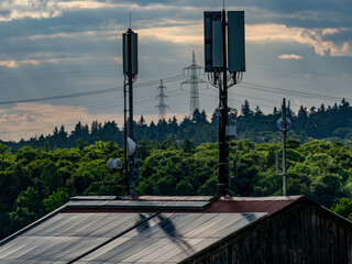 Funkmasten und Solarpanelen  auf einem Dach