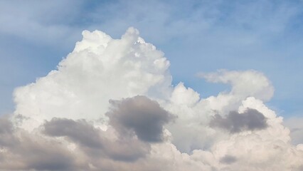 Obraz premium Thunderhead Clouds in a Dynamic Blue Sky