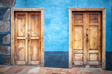 Zwei Eingangstüren eines mediterranen Wohnhauses auf La Palma