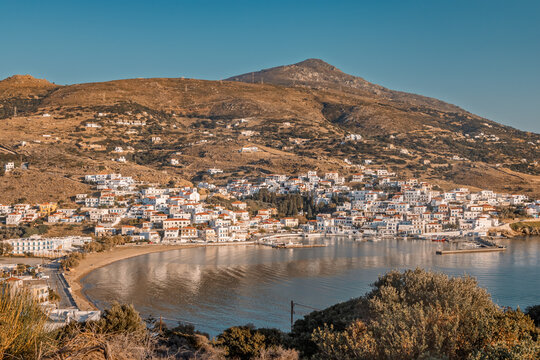 Die Bucht des Ferienorts Batsi auf der griechischen Kykladeninsel Andros mit dem Fischerhafen im Abendlicht