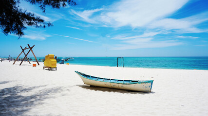Obraz premium Photographs of beautiful scenery of white clouds and sea on tourist beach