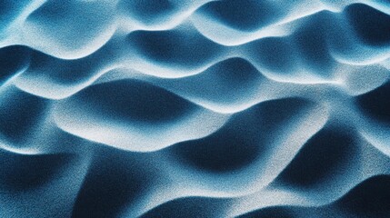 Obraz premium faded white halftone overlay gritty sand texture over blue background.