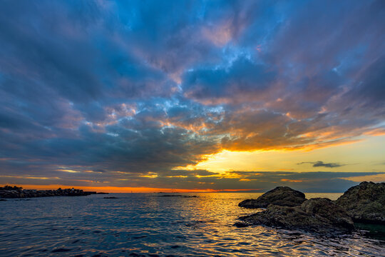  森戸海岸の岩場越しに広がる美しい夕焼けの空　湘南葉山の絶景