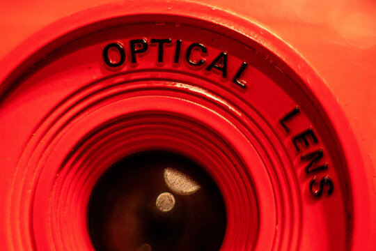 Foto macro de parte un objetivo rojo con letras negras