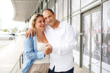 Obraz premium Mature dating couple sarm in arm on city street