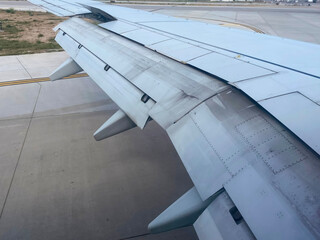Wing and flaps of a passenger aircraft. Plain Flap, Split Flap, Slotted Flap.