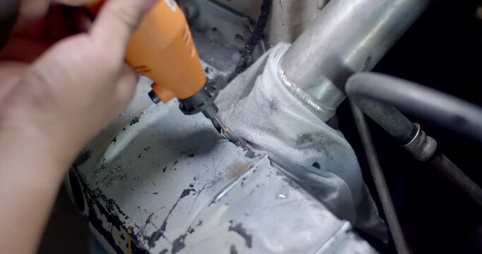 Chia decorated the front bumper beam of the car to cast the intercooler pipe.Grind steel with a grinder.