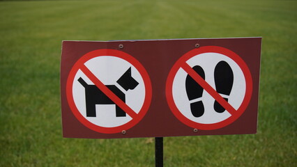 no dogs allowed, no walking sign on the grass