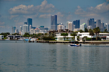Obraz premium A scenic view of the Miami Beach intra-coastal waterway and the downtown `Miami skyline