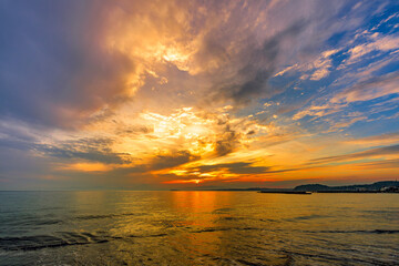  森戸海岸に沈む美しい夕日と湘南の幻想的な空