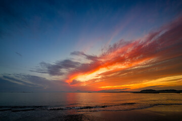  森戸海岸に沈む美しい夕日と湘南の幻想的な空