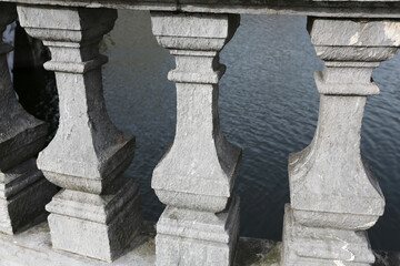 Balustrade devant une pièce d'eau