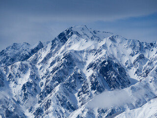 Obraz premium 曇り空 冬の北アルプス 長野県白馬村