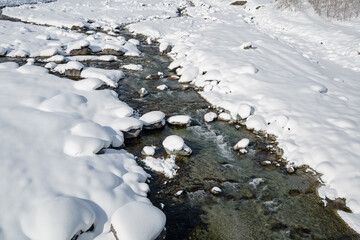 雪が積もった河川敷の渓流　長野県白馬村