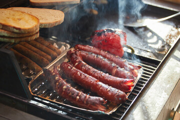 Grill- zgrillowane kiełbaski i warzywa, przygotowany posiłek